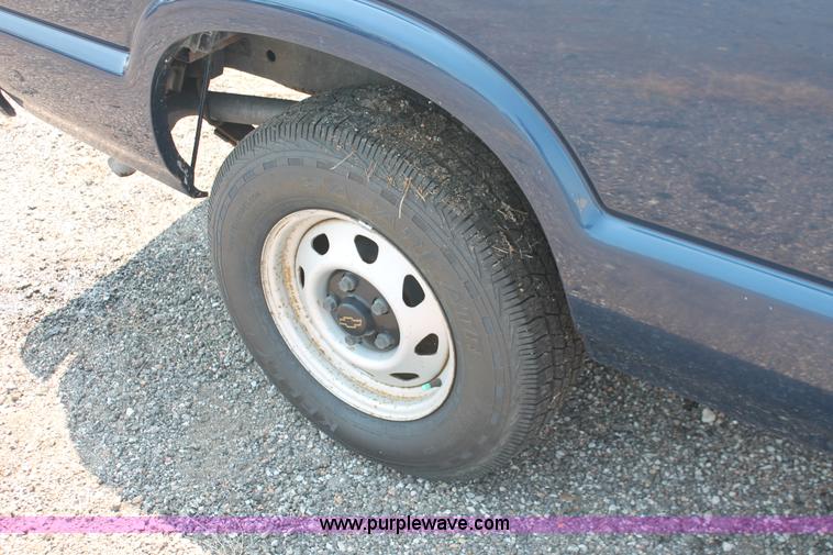 image for item I8233 2002 Chevrolet S10 Ext. Cab pickup truck