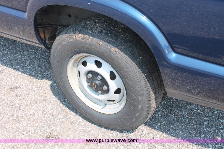 image for item I8233 2002 Chevrolet S10 Ext. Cab pickup truck