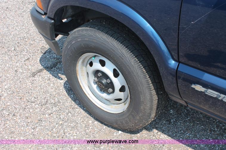 image for item I8233 2002 Chevrolet S10 Ext. Cab pickup truck