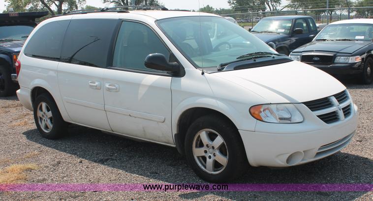 image for item I8235 2007 Dodge Grand Caravan SXT minivan