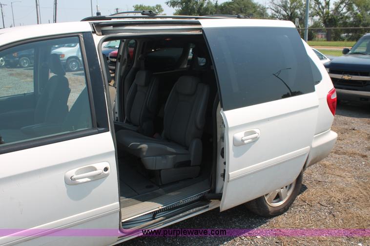 image for item I8235 2007 Dodge Grand Caravan SXT minivan