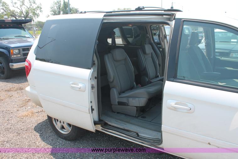 image for item I8235 2007 Dodge Grand Caravan SXT minivan
