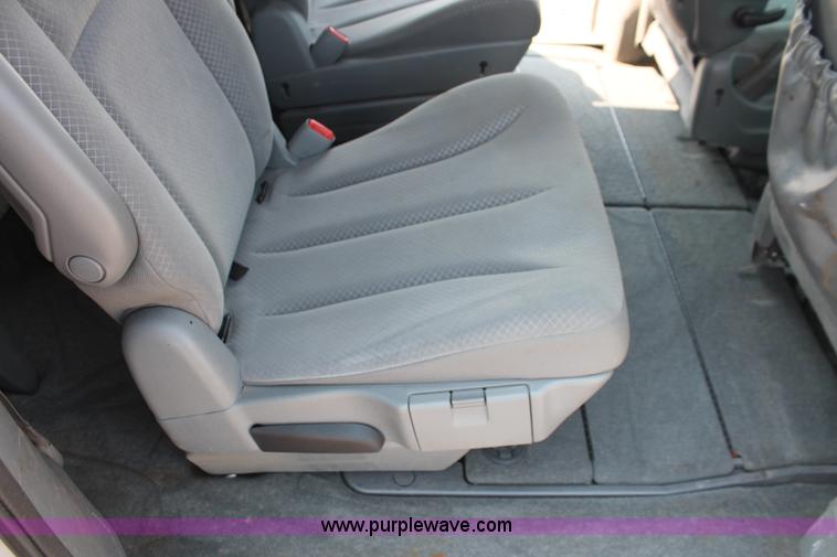 image for item I8235 2007 Dodge Grand Caravan SXT minivan