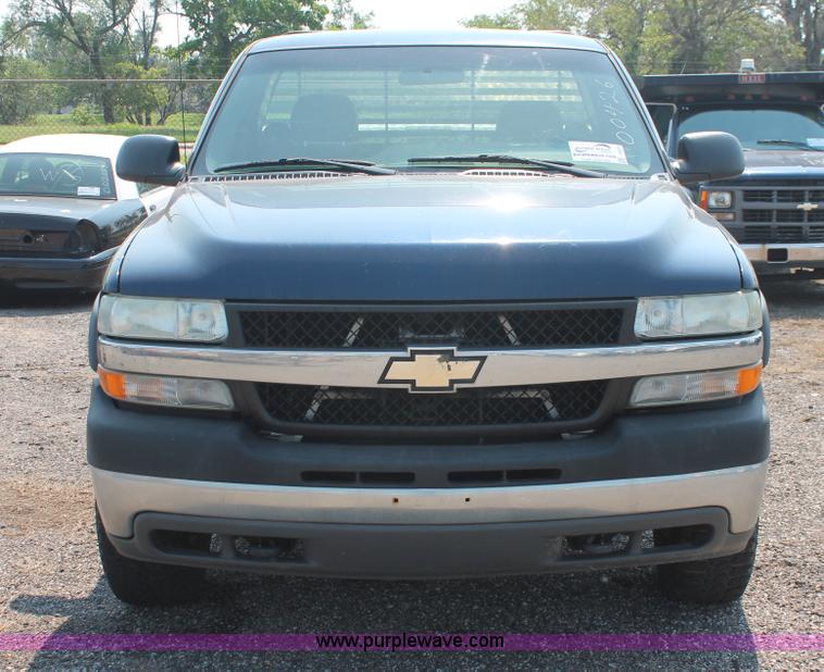 image for item I8237 2002 Chevrolet Silverado 2500HD pickup truck