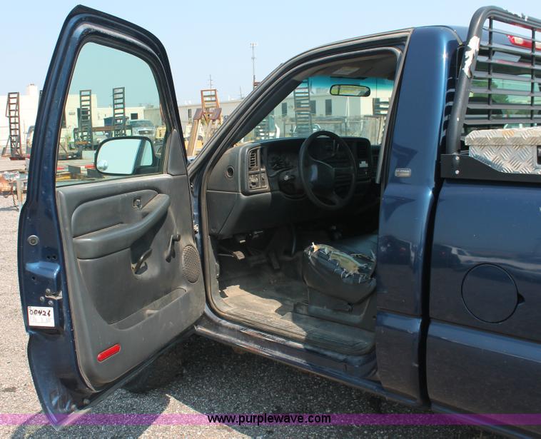 image for item I8237 2002 Chevrolet Silverado 2500HD pickup truck