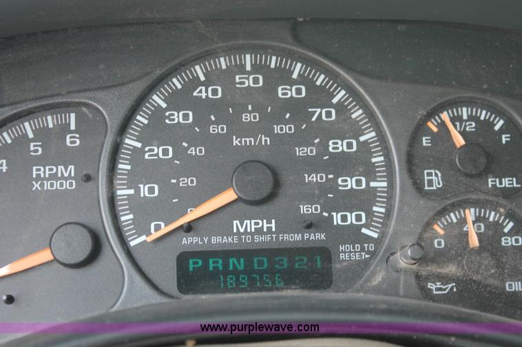 image for item I8237 2002 Chevrolet Silverado 2500HD pickup truck