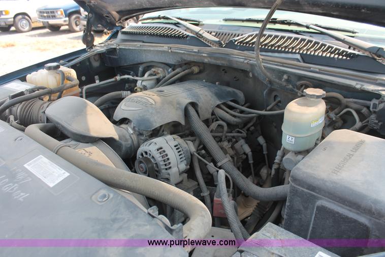 image for item I8237 2002 Chevrolet Silverado 2500HD pickup truck