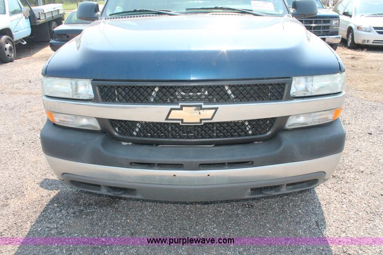 image for item I8237 2002 Chevrolet Silverado 2500HD pickup truck