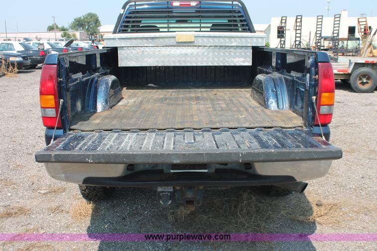 image for item I8237 2002 Chevrolet Silverado 2500HD pickup truck