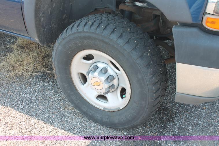 image for item I8237 2002 Chevrolet Silverado 2500HD pickup truck