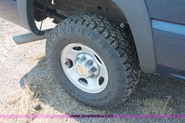 image for item I8237 2002 Chevrolet Silverado 2500HD pickup truck