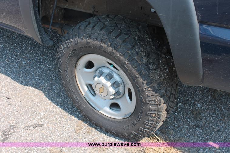 image for item I8237 2002 Chevrolet Silverado 2500HD pickup truck