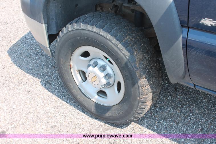 image for item I8237 2002 Chevrolet Silverado 2500HD pickup truck