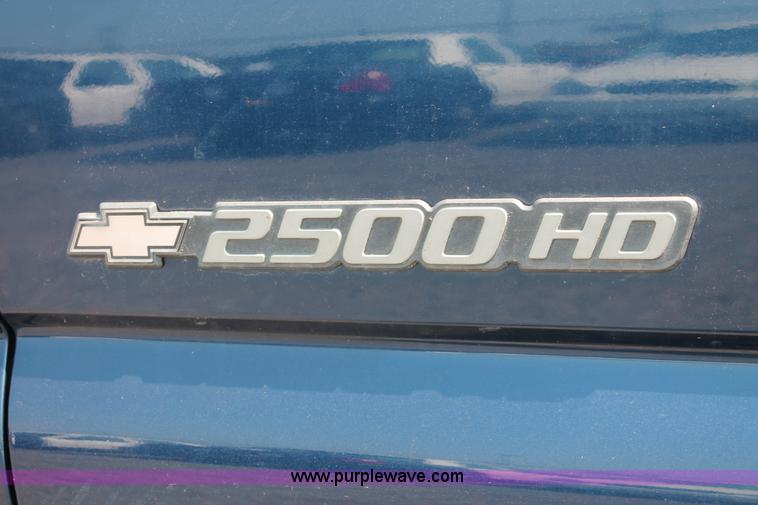image for item I8237 2002 Chevrolet Silverado 2500HD pickup truck