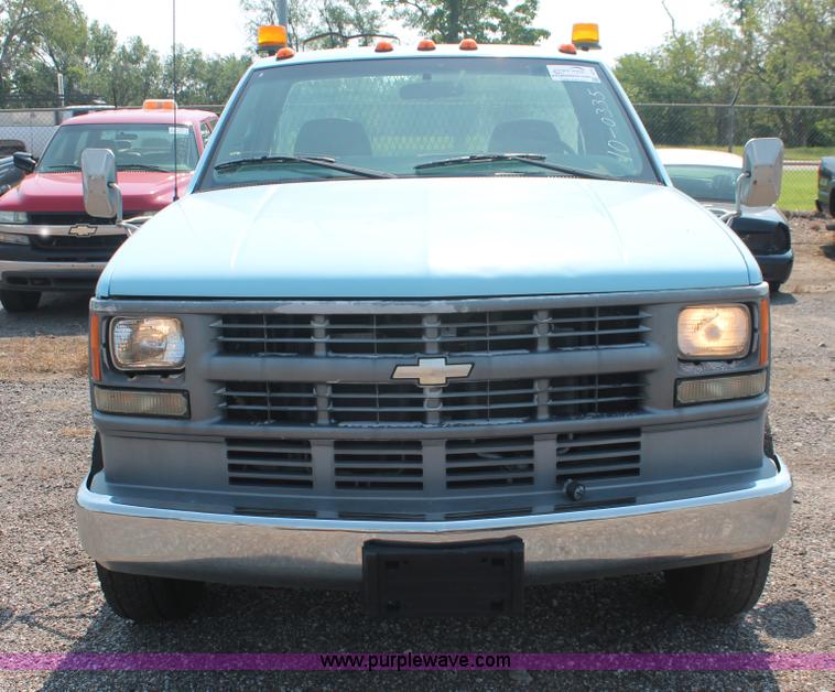 image for item I8239 2002 Chevrolet Silverado 3500 pickup truck