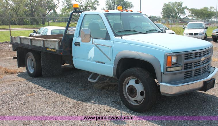 image for item I8239 2002 Chevrolet Silverado 3500 pickup truck
