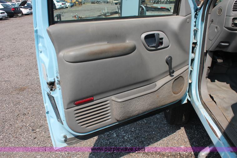 image for item I8239 2002 Chevrolet Silverado 3500 pickup truck