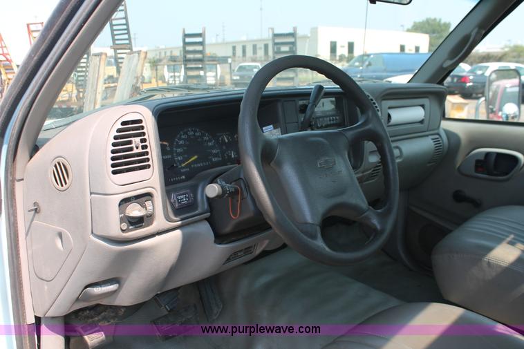 image for item I8239 2002 Chevrolet Silverado 3500 pickup truck