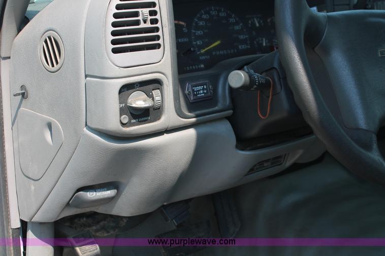 image for item I8239 2002 Chevrolet Silverado 3500 pickup truck