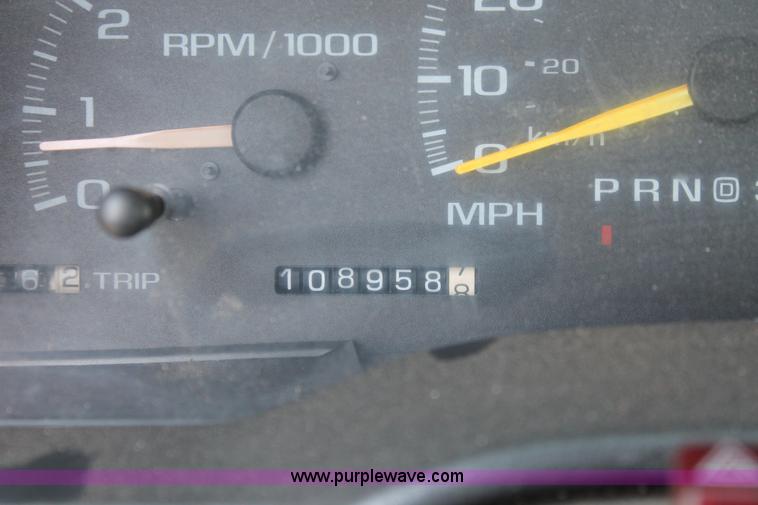 image for item I8239 2002 Chevrolet Silverado 3500 pickup truck