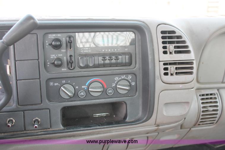 image for item I8239 2002 Chevrolet Silverado 3500 pickup truck