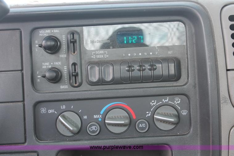 image for item I8239 2002 Chevrolet Silverado 3500 pickup truck