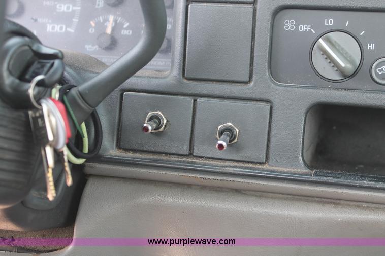 image for item I8239 2002 Chevrolet Silverado 3500 pickup truck