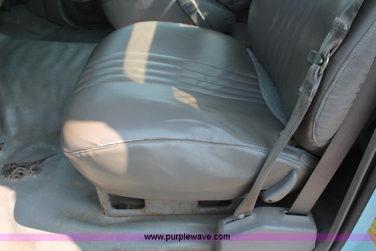 image for item I8239 2002 Chevrolet Silverado 3500 pickup truck