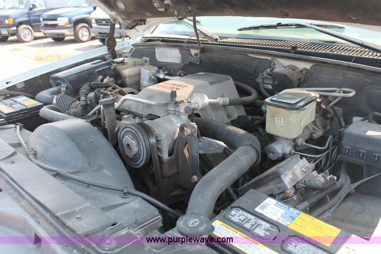 image for item I8239 2002 Chevrolet Silverado 3500 pickup truck