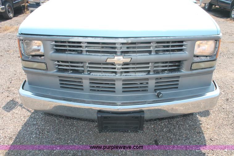 image for item I8239 2002 Chevrolet Silverado 3500 pickup truck