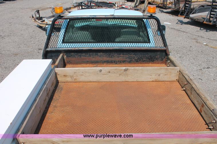 image for item I8239 2002 Chevrolet Silverado 3500 pickup truck