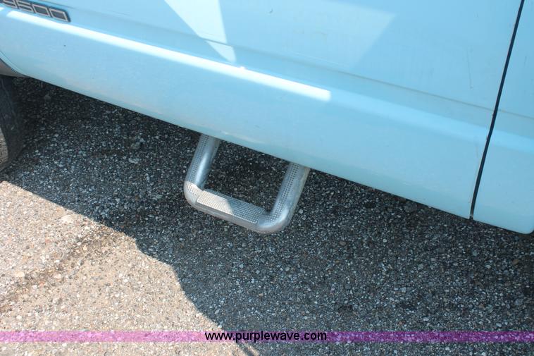 image for item I8239 2002 Chevrolet Silverado 3500 pickup truck