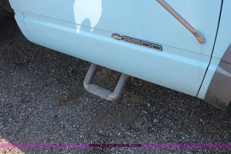image for item I8239 2002 Chevrolet Silverado 3500 pickup truck