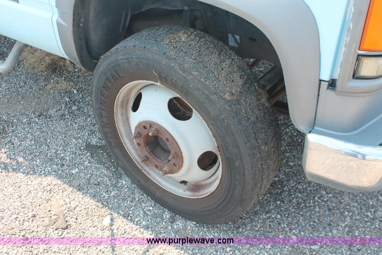 image for item I8239 2002 Chevrolet Silverado 3500 pickup truck