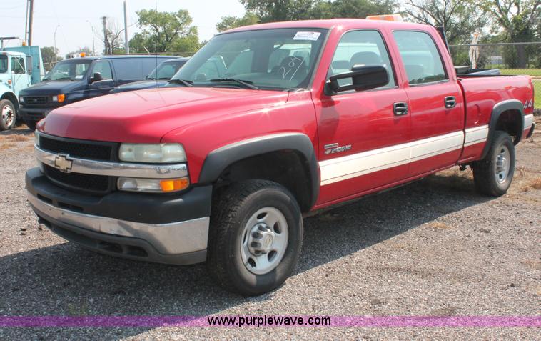 image for item I8240 2002 Chevrolet Silverado 2500HD Crew Cab pickup truck