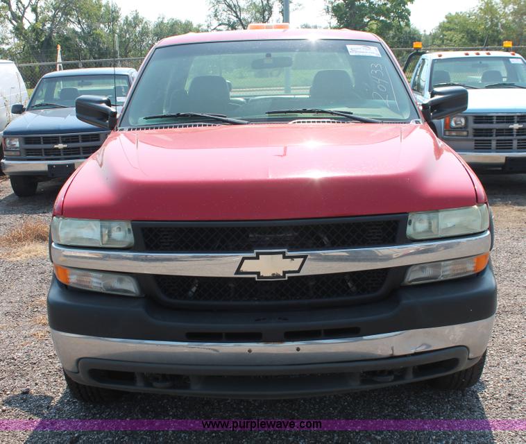 image for item I8240 2002 Chevrolet Silverado 2500HD Crew Cab pickup truck