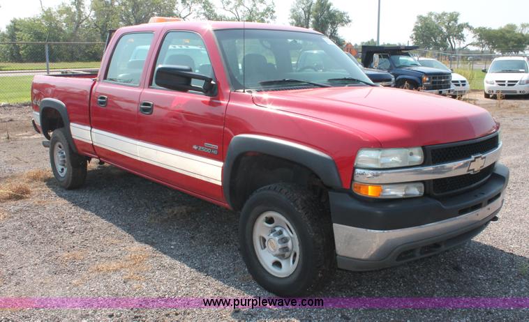 image for item I8240 2002 Chevrolet Silverado 2500HD Crew Cab pickup truck