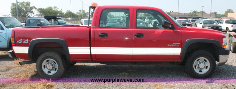 image for item I8240 2002 Chevrolet Silverado 2500HD Crew Cab pickup truck