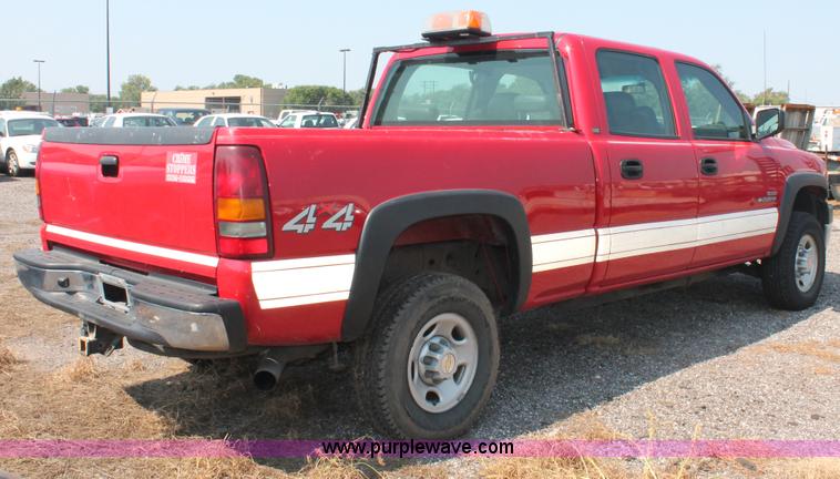 image for item I8240 2002 Chevrolet Silverado 2500HD Crew Cab pickup truck