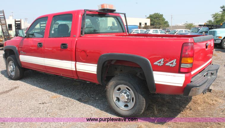 image for item I8240 2002 Chevrolet Silverado 2500HD Crew Cab pickup truck