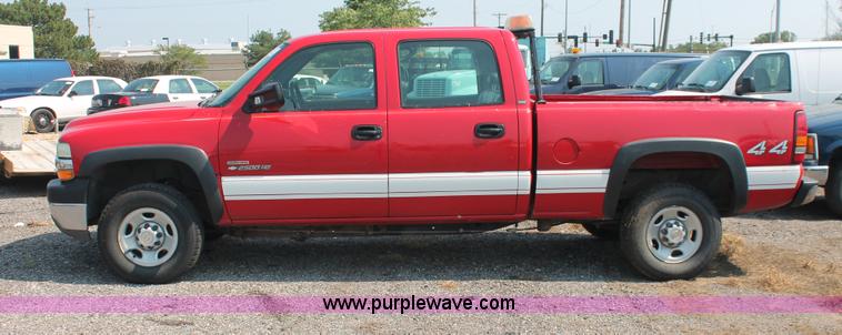 image for item I8240 2002 Chevrolet Silverado 2500HD Crew Cab pickup truck