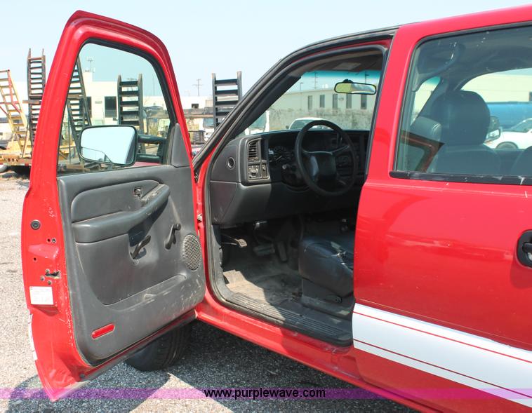 image for item I8240 2002 Chevrolet Silverado 2500HD Crew Cab pickup truck