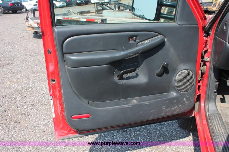 image for item I8240 2002 Chevrolet Silverado 2500HD Crew Cab pickup truck