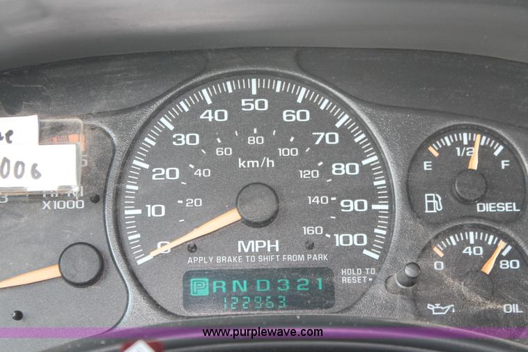 image for item I8240 2002 Chevrolet Silverado 2500HD Crew Cab pickup truck