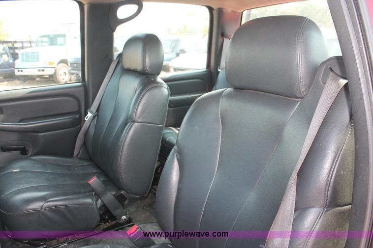 image for item I8240 2002 Chevrolet Silverado 2500HD Crew Cab pickup truck