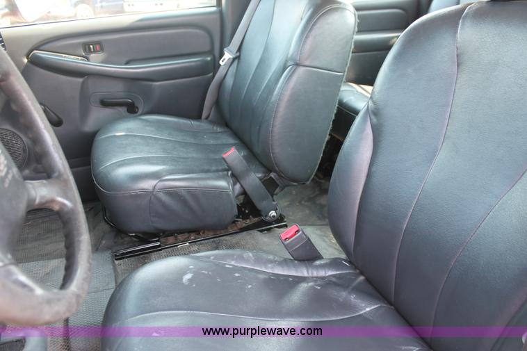 image for item I8240 2002 Chevrolet Silverado 2500HD Crew Cab pickup truck