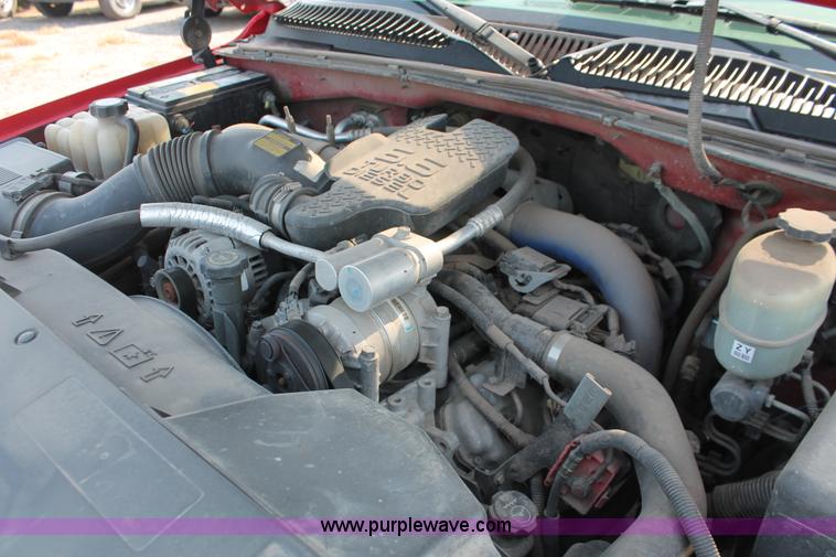 image for item I8240 2002 Chevrolet Silverado 2500HD Crew Cab pickup truck