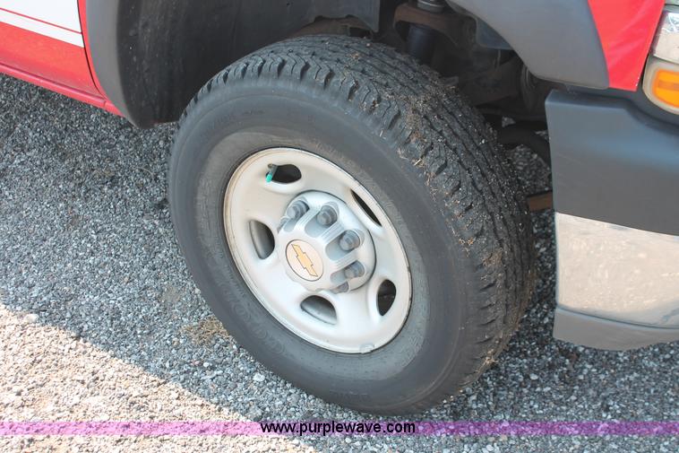 image for item I8240 2002 Chevrolet Silverado 2500HD Crew Cab pickup truck