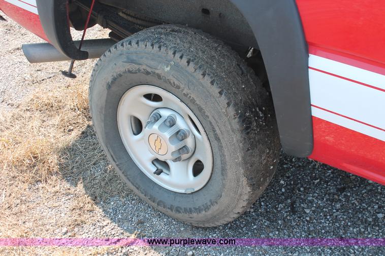 image for item I8240 2002 Chevrolet Silverado 2500HD Crew Cab pickup truck