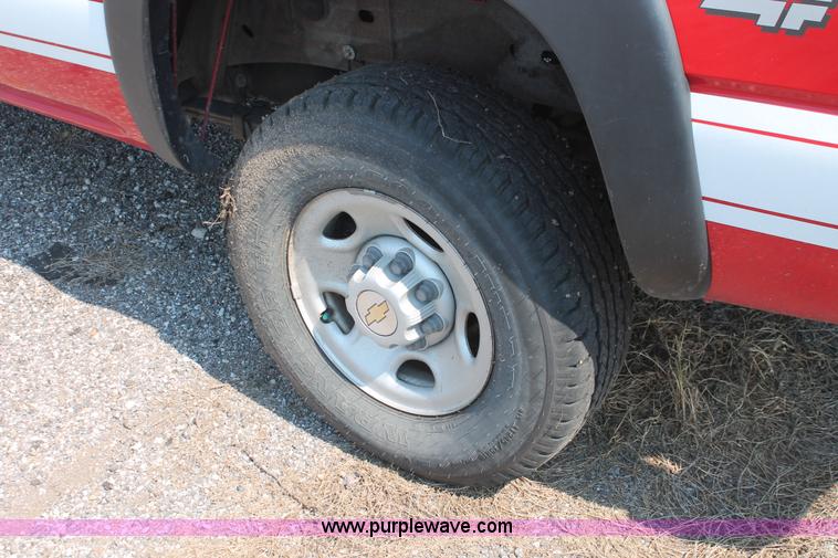 image for item I8240 2002 Chevrolet Silverado 2500HD Crew Cab pickup truck